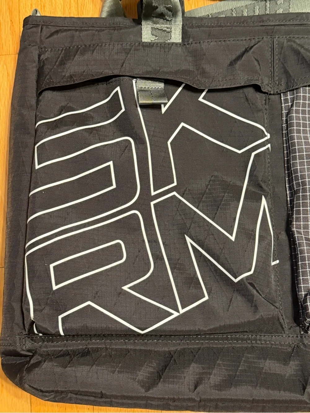 Skinarma Jager SKRM 17 in Nylon Shoulder/Messenger Bag Padded Strap Black/Gray